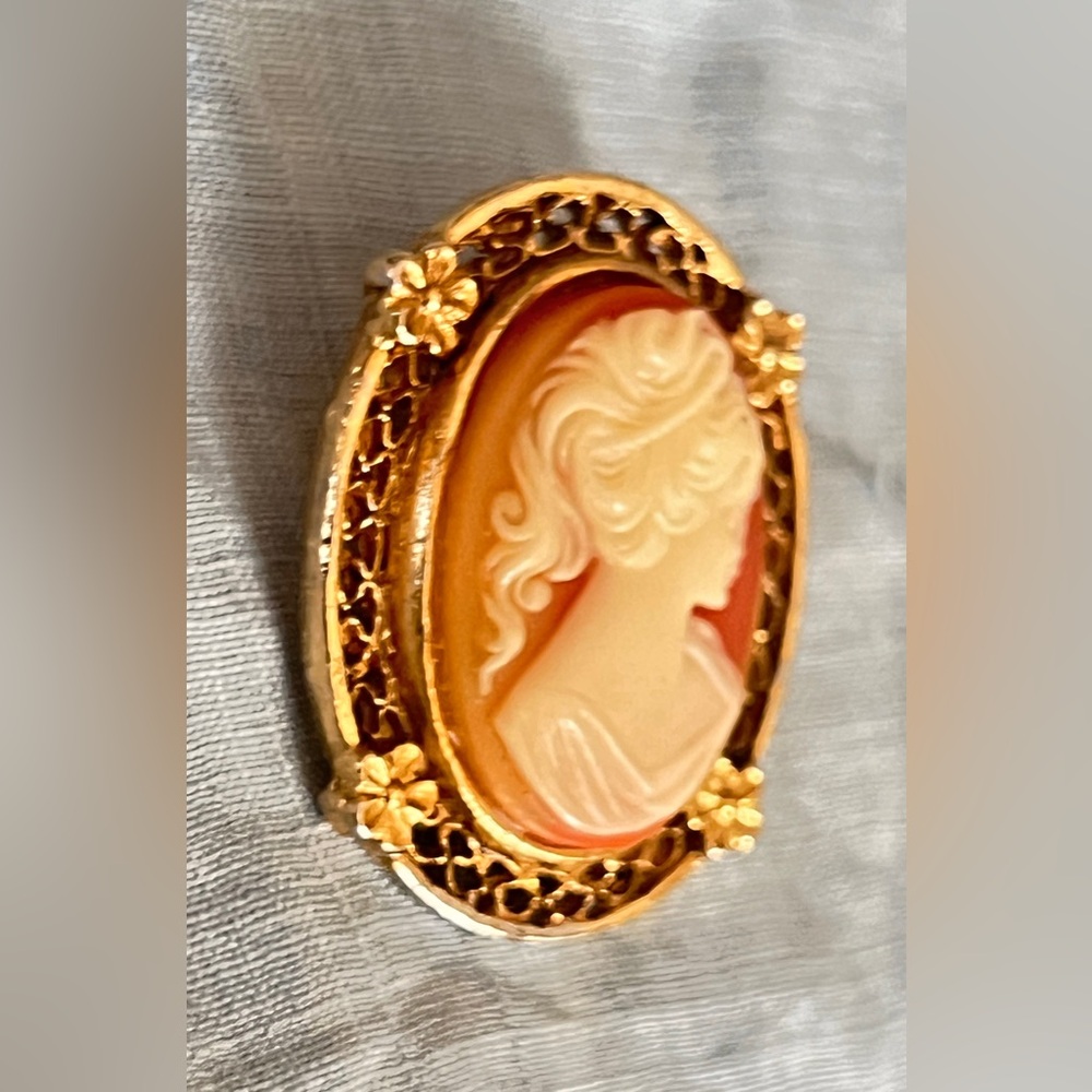 Vintage Hand Carved Shell Cameo 1.5" Brooch Pendant 10.5g Italian Heirloom - Picture 7 of 8